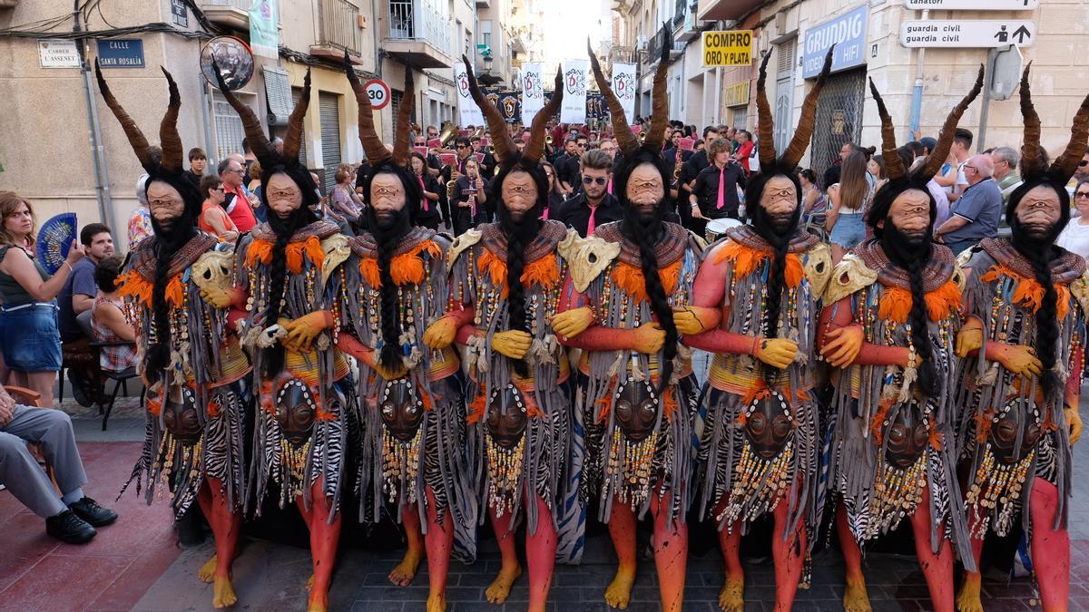 El desfile del 50 aniversario de las comparsas de Astures y Negres Betanics de Novelda.