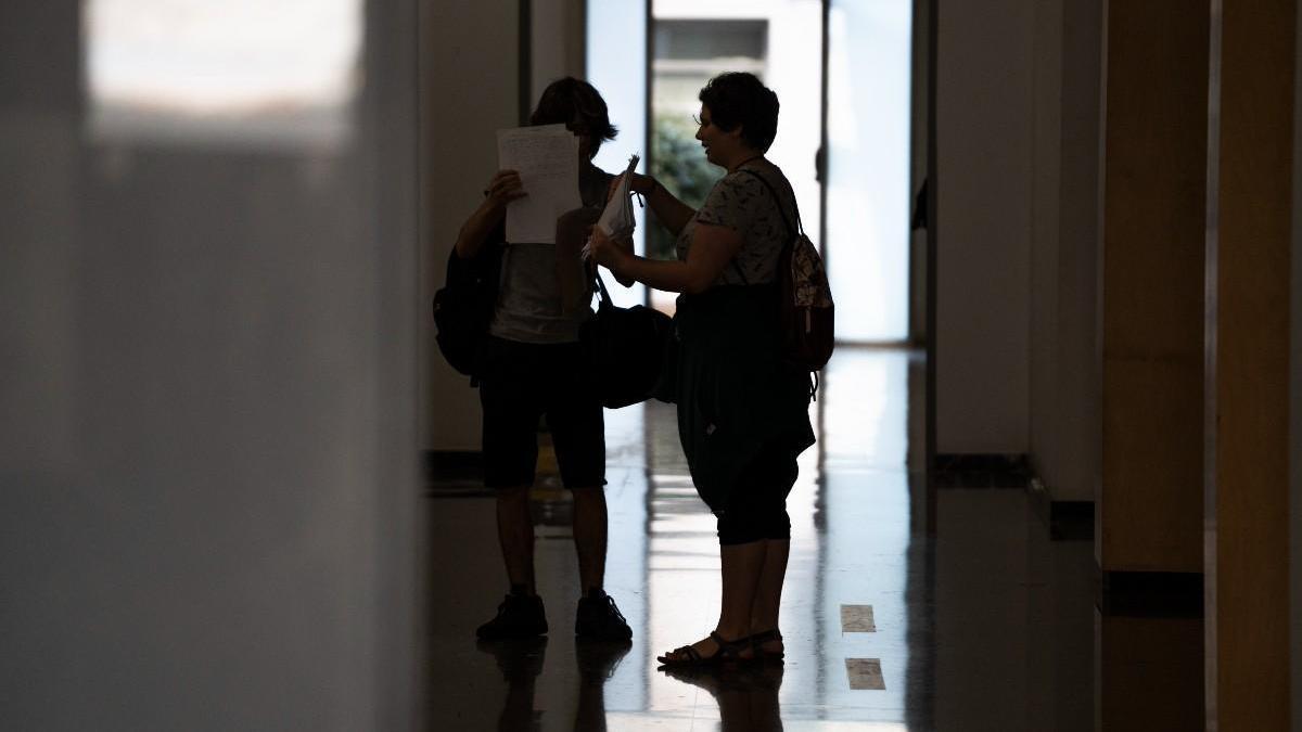 Dos personas hablan en los pasillos de una universidad, en una imagen de archivo.
