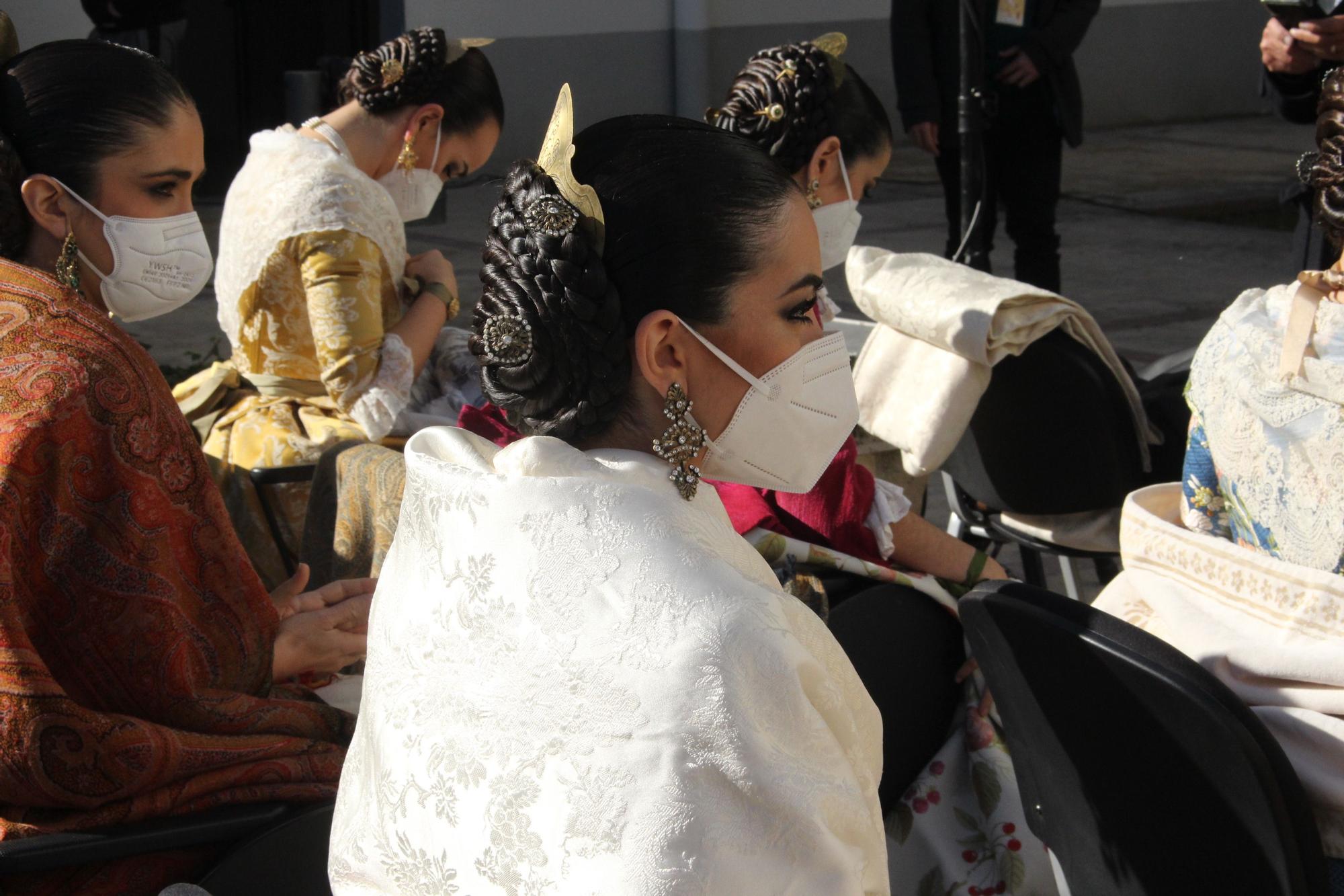 Falleras mayores y cortes recuperan el moño único... y unos segundos sin mascarilla