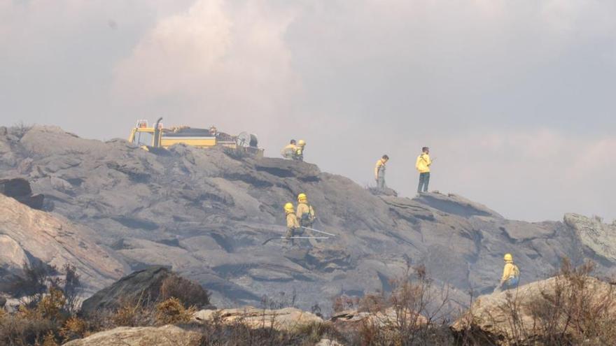 Una brigada durante una intervención en la extinción de un incendio