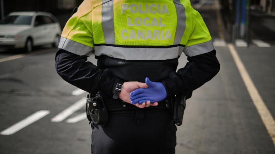 Un agente de la Policía Local en un municipio de Tenerife.