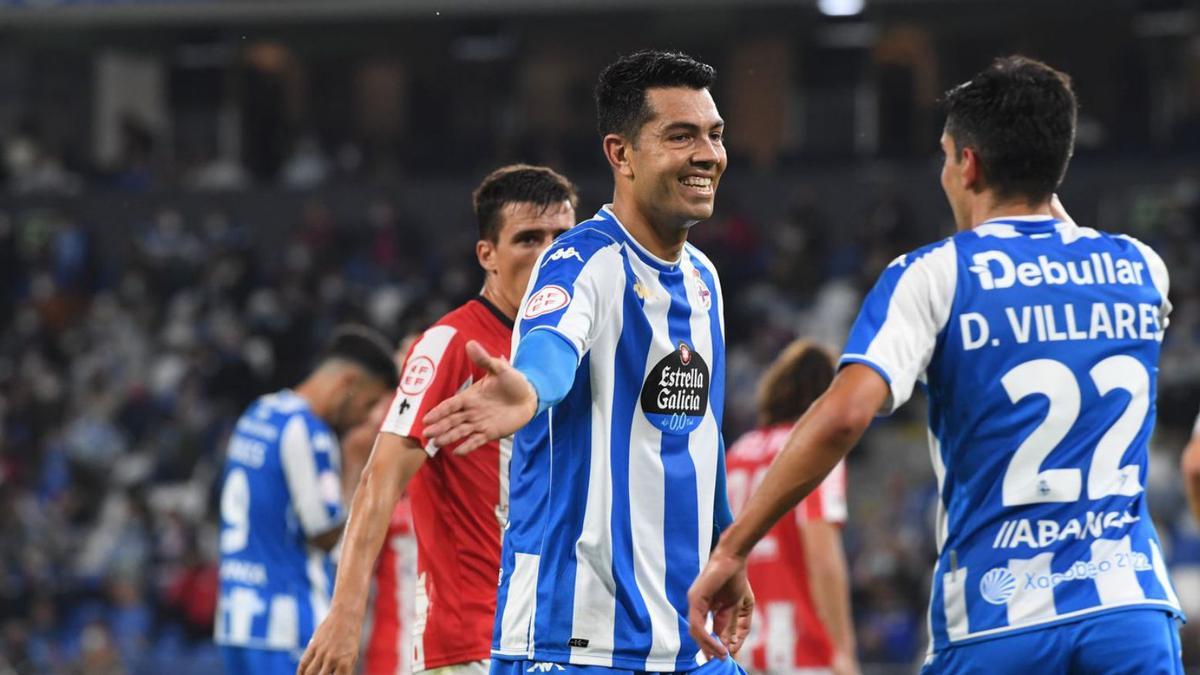 El venezolano, junto a Villares, tras marcar el gol del Dépor contra la SD Logroñés en Riazor. |  // CARLOS PARDELLAS 