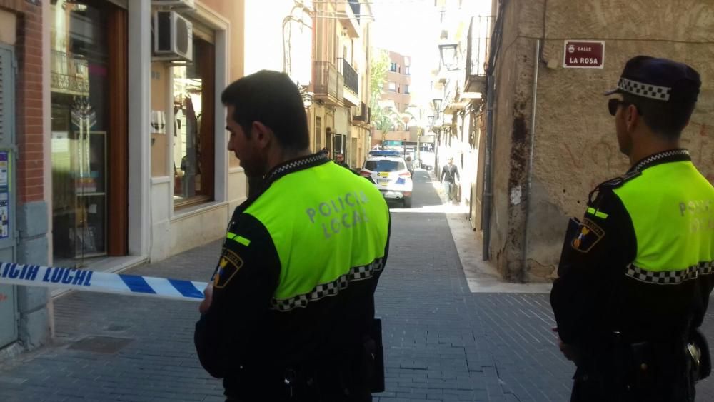 Cortan el centro de Aspe por un enjambre con miles de abejas