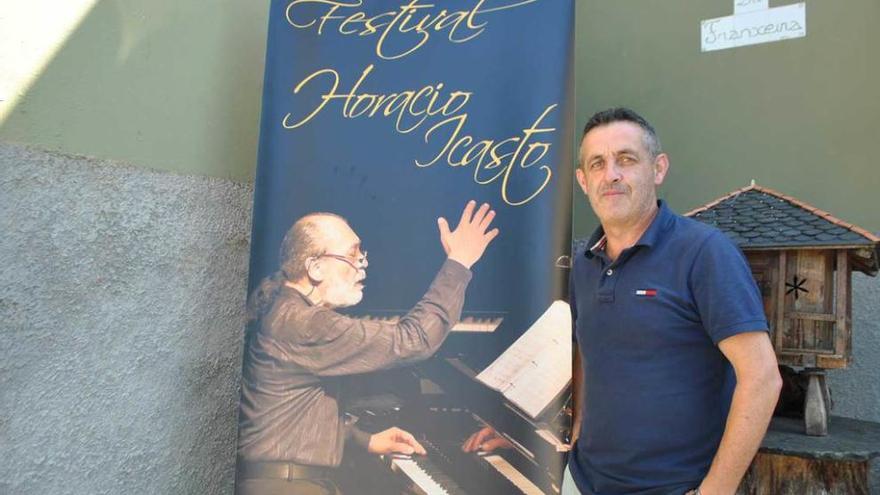 Justo García, junto a una imagen del músico Horacio Icasto.