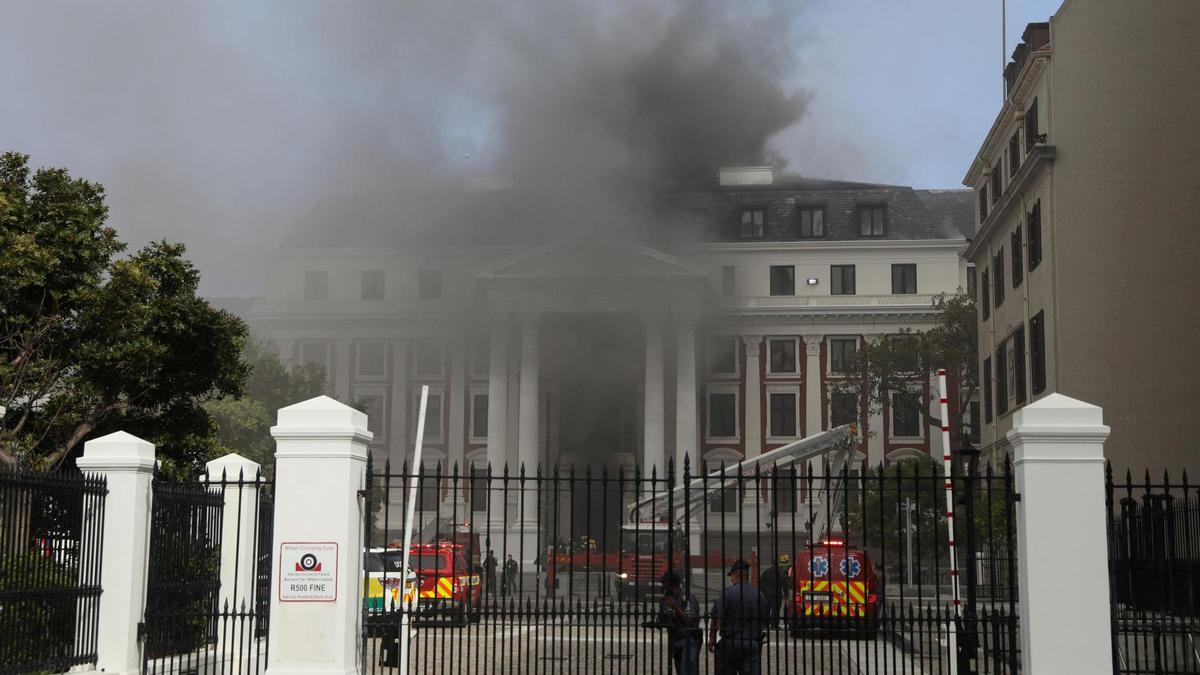 El Parlamento de Sudáfrica en Ciudad del Cabo, en vuelto en humo por el incendio.