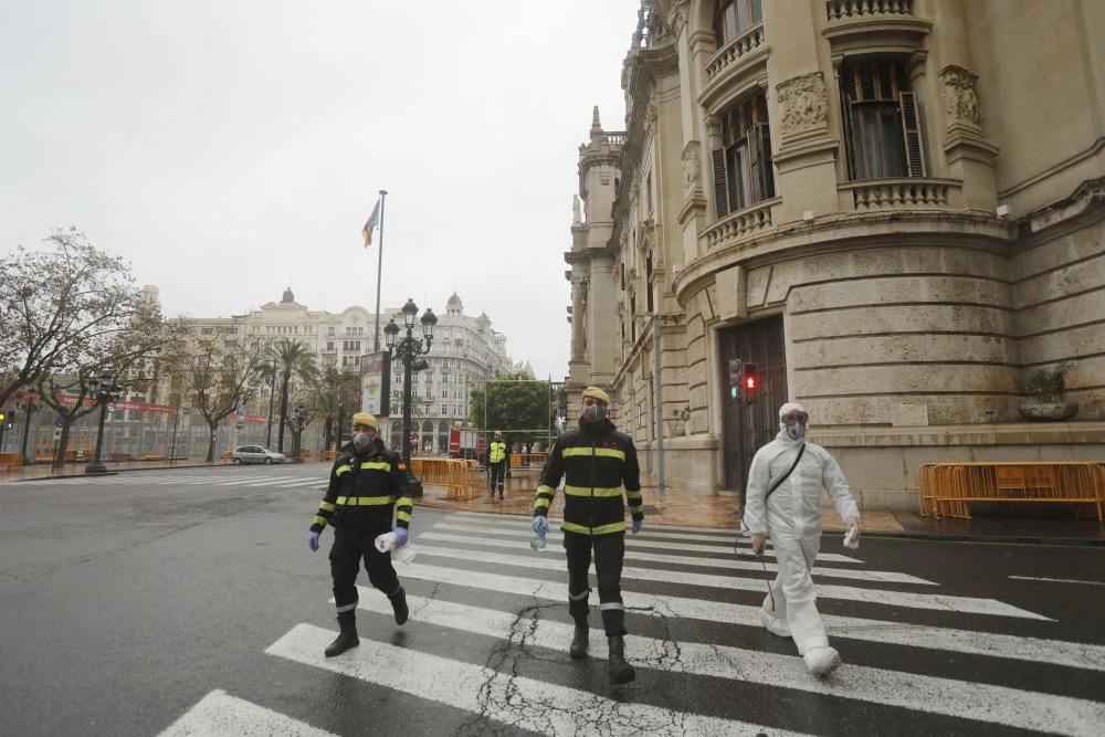 Coronavirus en València: La UME desinfecta la ciudad