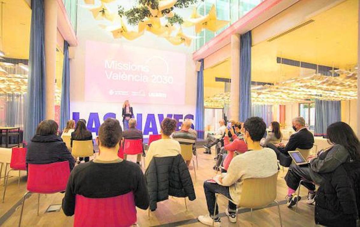 Silvia Tomás, directora de Levante TV, fue la encargada de conducir la jornada de i-Talks. | F. BUSTAMANTE