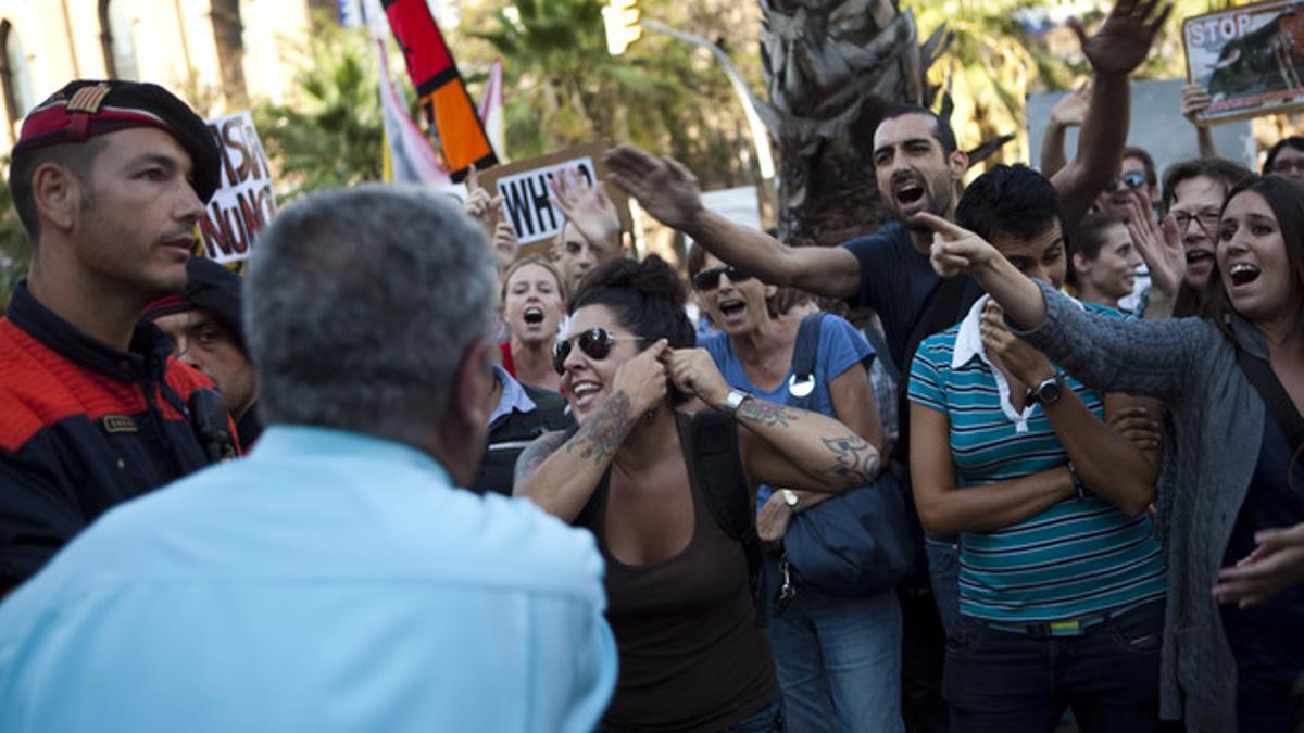 Enfrentamientos entre aficionados y antitaurinos, en Barcelona.