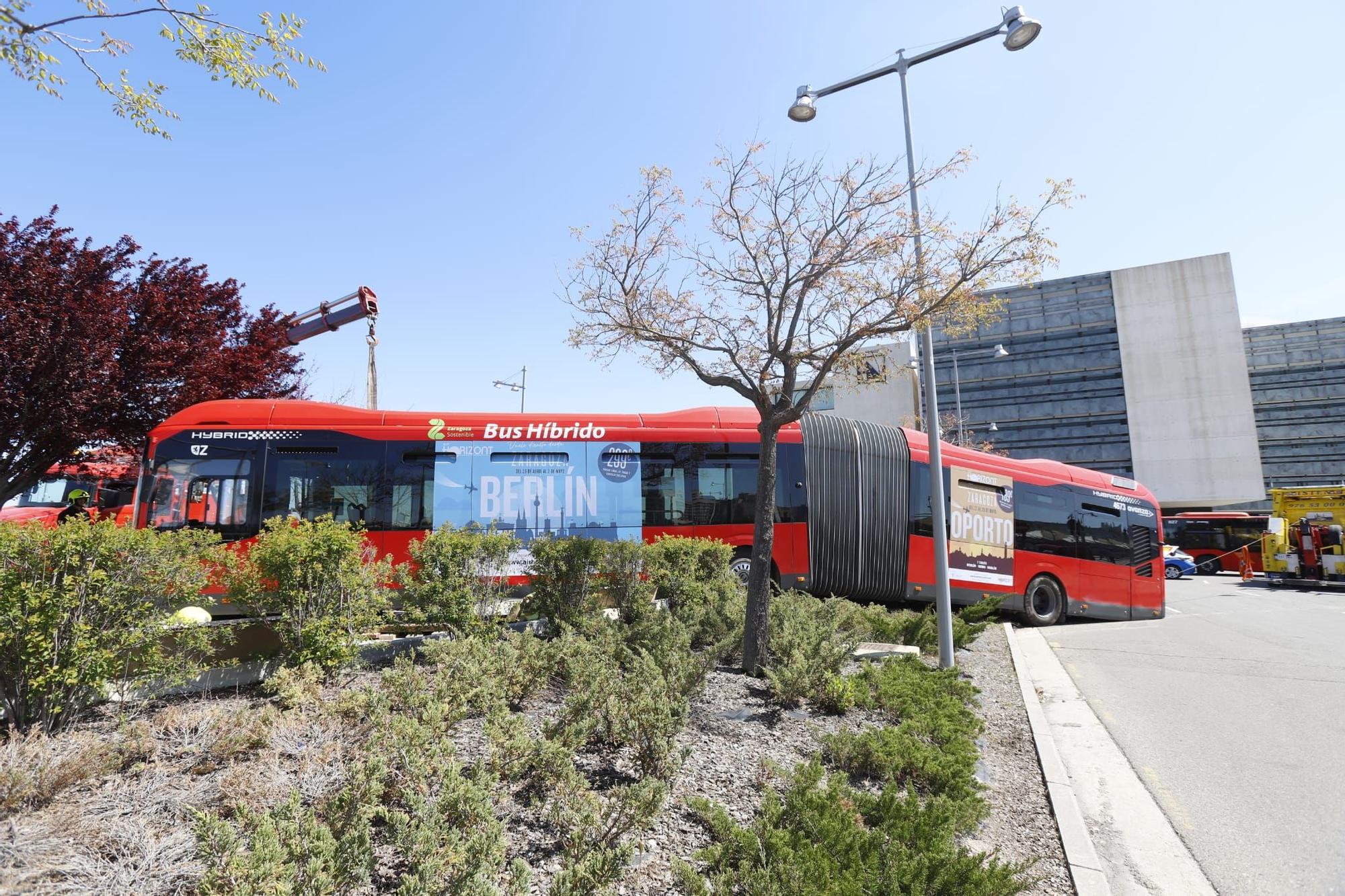 Un autobús urbano sin pasajeros se accidenta al salirse de la vía en Zaragoza