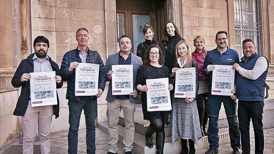 La concejala Joana Maria Adrover, con representantes de algunas de las empresas que ofrecen empleos.