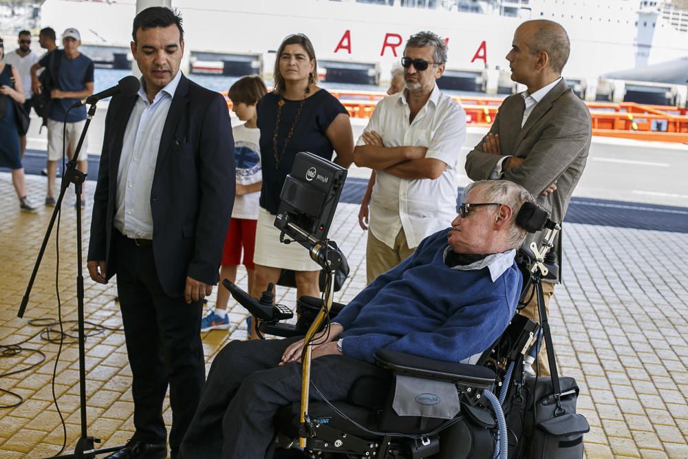 12/06/2016 CULTURA CIENCIA Llegada del físico Stephen Hawking al muelle de santa cruz en el crucero Britannia y  recibo por representantes del cabildo  puertos de tenerife y cámara de comercio para pasar un descanso en la isla y participar en el homenaje de STARMUS