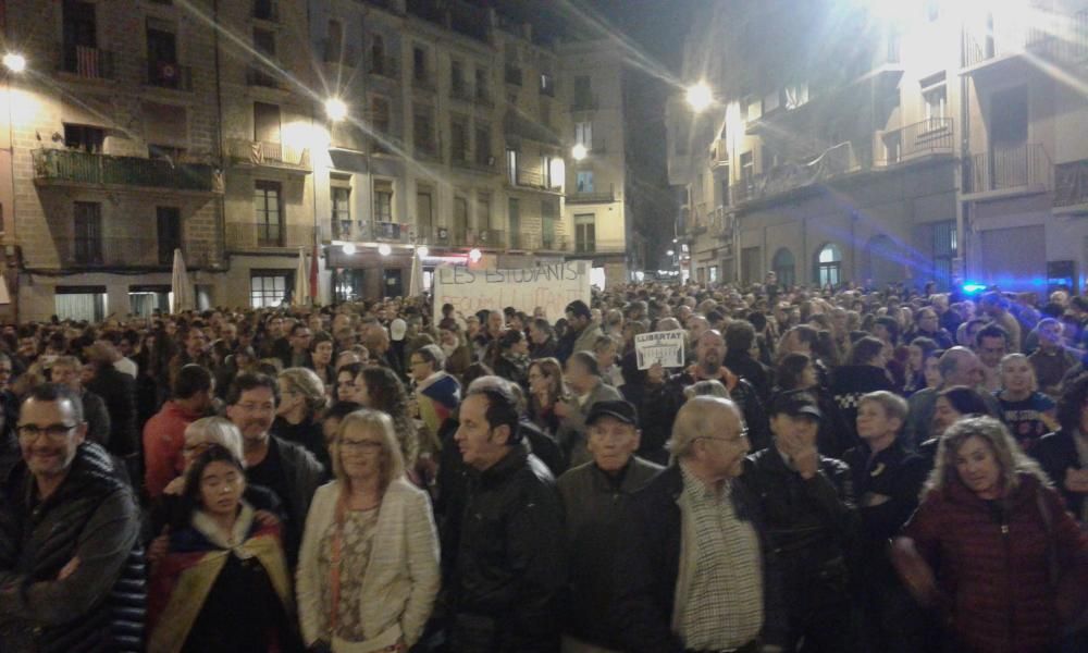 Uns 5.000 manresans surten al carrer per reclamar la llibertat dels exconsellers