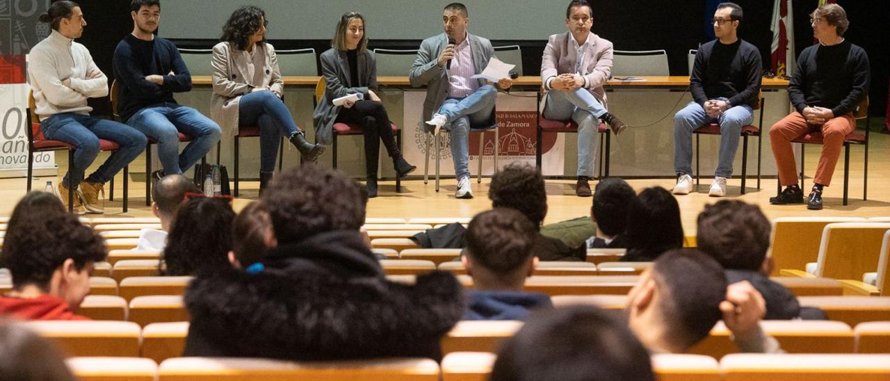 Una de las mesas redondas que se han celebrado en el salón de actos del Campus Viriato. | Jose Luis Fernández