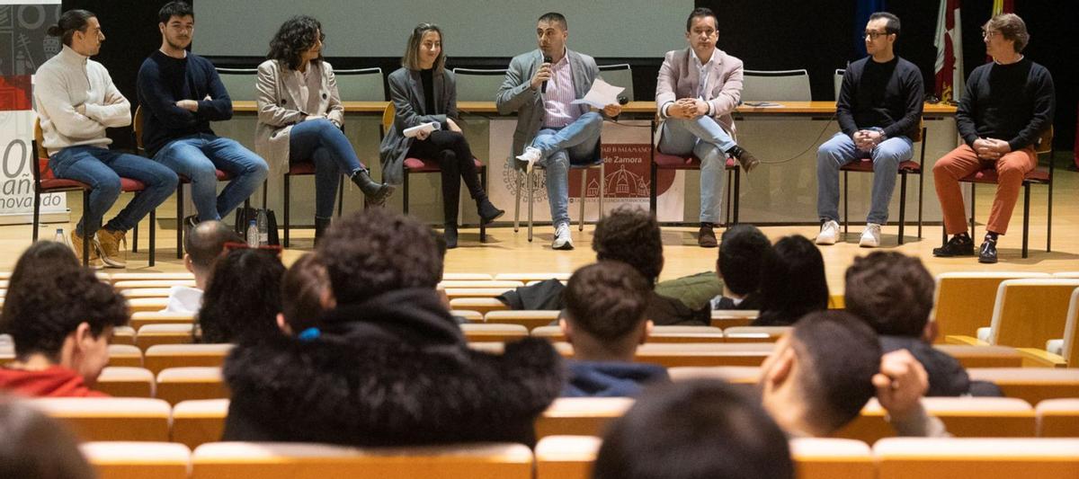 Una de las mesas redondas que se han celebrado en el salón de actos del Campus Viriato. | Jose Luis Fernández