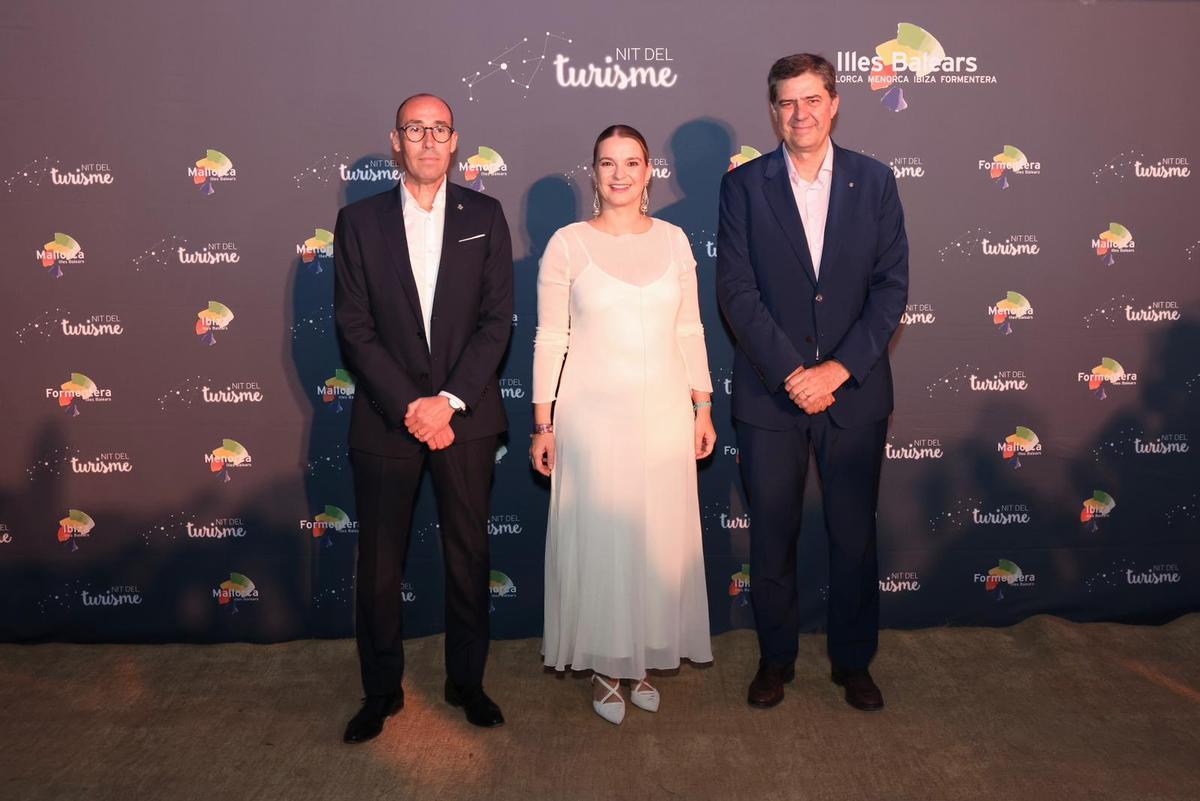 Óscar Portas, Marga Prohens y Jaume Bauzà posan al inicio de la gala