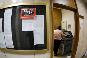 8-J, dia en què els funcionaris i personal del sector públic van ser convocats pels sindicats a una aturada de 24 h en contra de la retallada salarial.