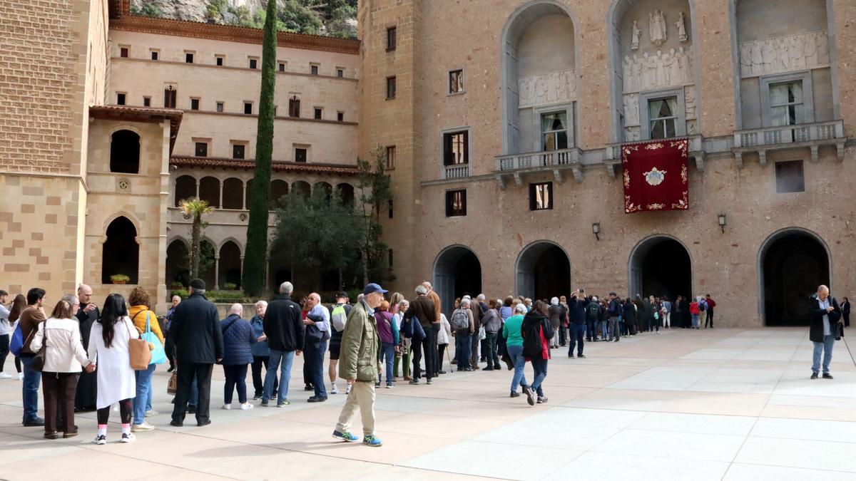 Llarga cua de persones per poder entrar a la basílica de Montserrat