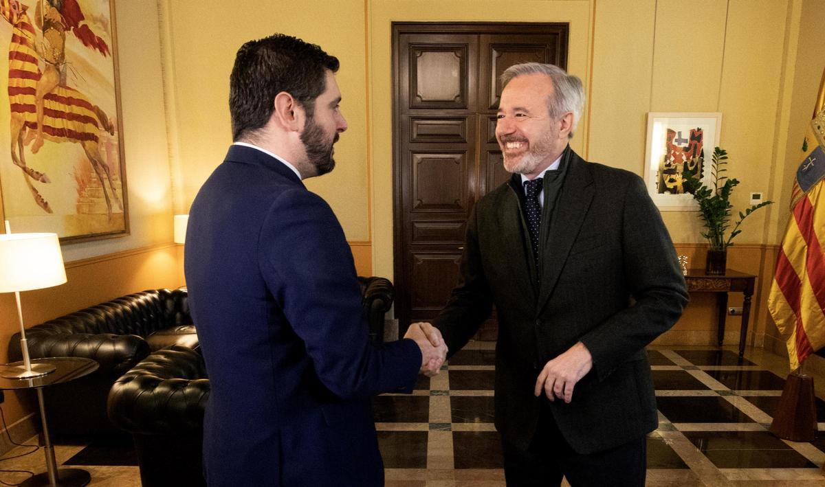 Alejandro Nolasco y Jorge Azcón se saludan en el Pignatelli, el pasado mes de diciembre.