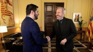 Alejandro Nolasco y Jorge Azcón se saludan en el Pignatelli, el pasado mes de diciembre.