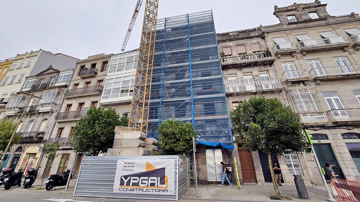 Apartamentos turísticos en el Paseo de Alfonso.  Ya están en marcha las obras para la rehabilitación del edificio que se levanta en el número 31 del Paseo de Alfonso, el único en ruinas de esta calle. Tendrá una segunda vida tras más de 15 años abandonado con siete apartamentos turísticos. La propuesta, que dispone de ayuda económica otorgada por la Xunta, contempla la recuperación de la imagen original del inmueble hacia el Paseo, pero también la reconstrucción de la galería trasera en la fachada que mira hacia La Panificadora.