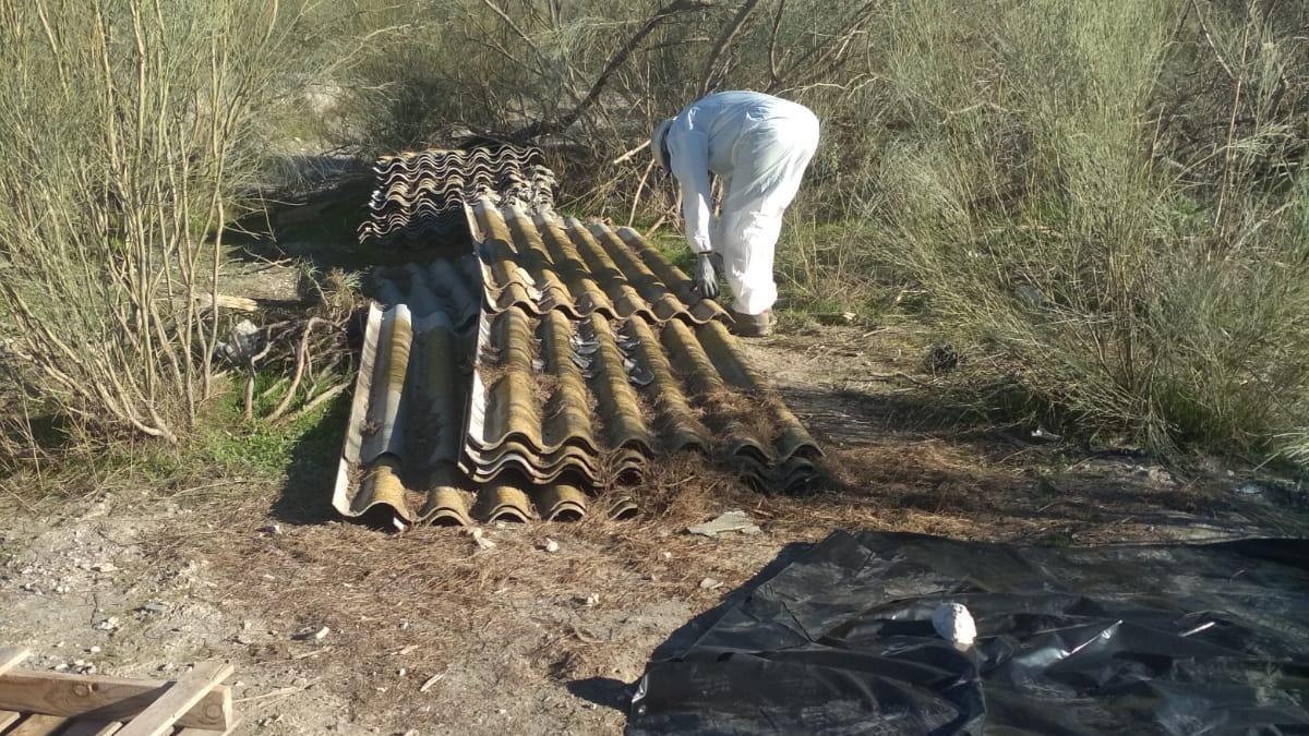 Un operario retira vertido peligroso y cancerígeno de la Rambla de Béjar en Torrecilla