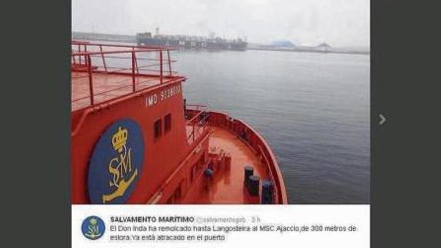 El &#039;MSC Ajaccio&#039;, al fondo, atracado, ayer, en el puerto exterior.