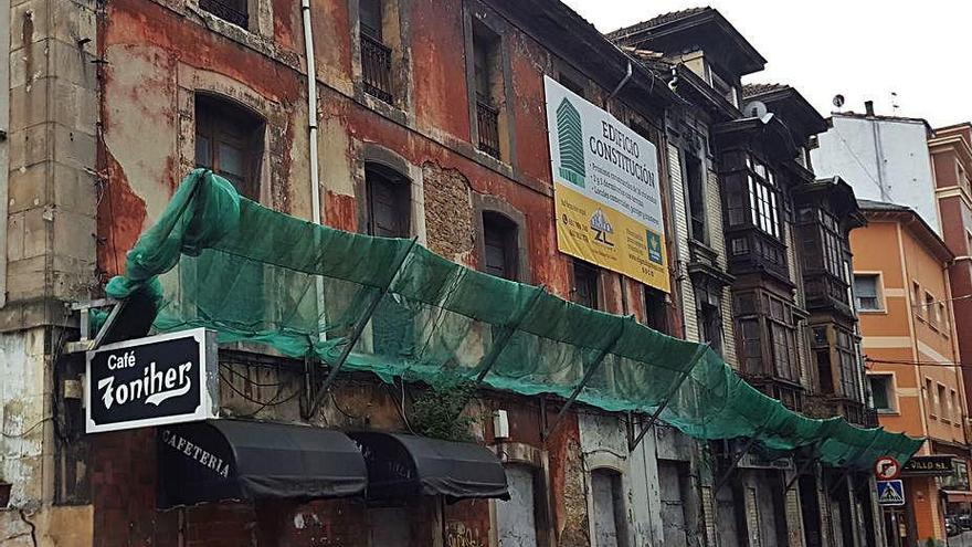 El edificio del antiguo café Toniher, uno de los inmuebles más emblemáticos del distrito langreano y que se encuentra a la espera de ser demolido a causa de su estado de total abandono.