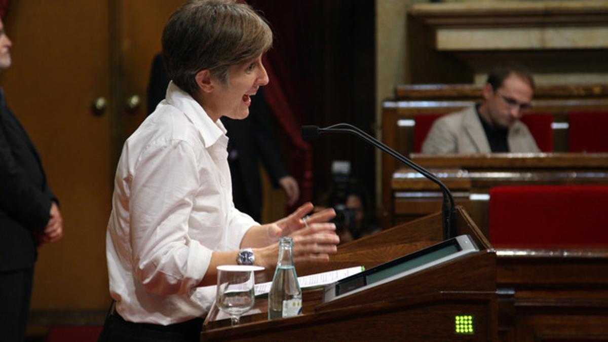 Dolors Camats, en una pasada intervención en el Parlament de Catalunya.