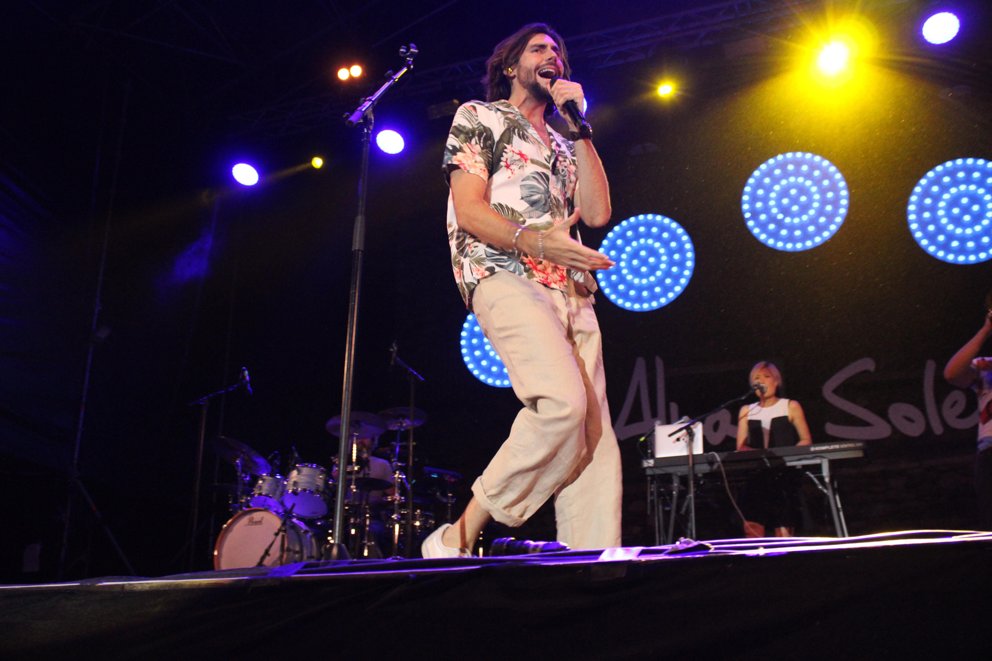 Sara Roy, Greg Taro i Alvaro Soler animen un públic enèrgic a la Ciutadella de Roses