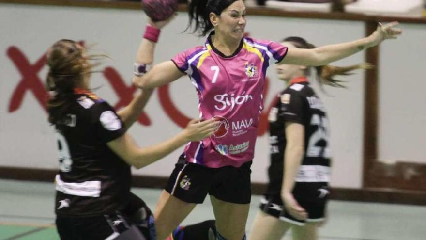 Vanesa Lozano lanza a portería tras superar la defensa rival.