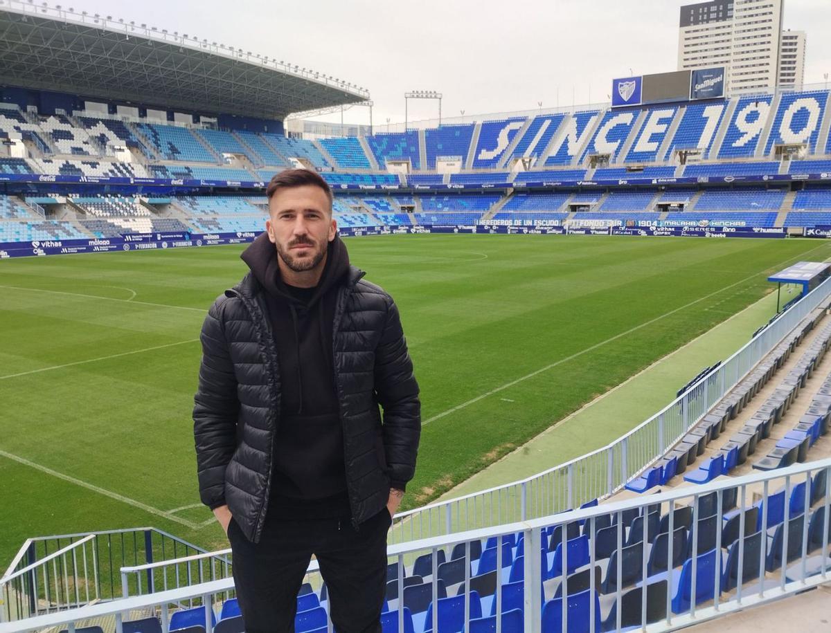 Dioni posa para La Opinión de Málaga en el estadio de La Rosaleda. | M. GARCÍA