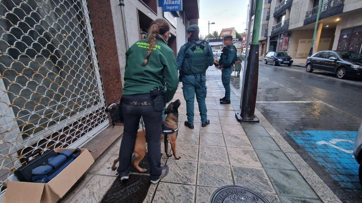 Guardia Civil, Aduanas y Policía Nacional colaboran en una nueva operación antidroga. Se realizan detenciones, registros e incautaciones.
