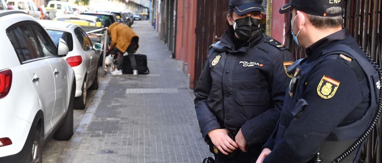 Pareja de agentes de la Policía Nacional en la calle San Lucas.   | // Víctor Echave