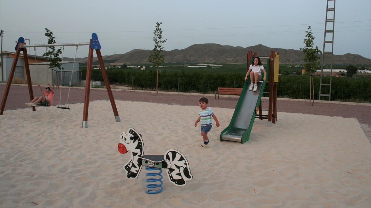 Los más pequeños estrenaron la zona infantil con columpios, tobogán, balancín y arena lavada.