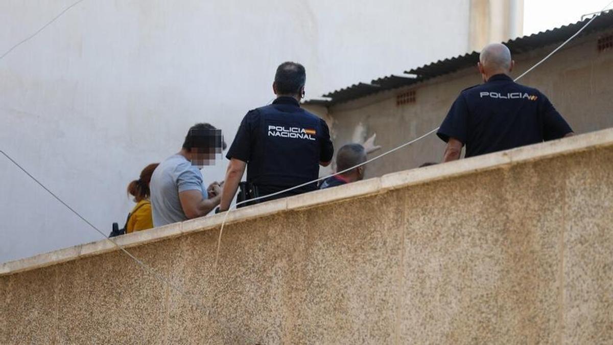 Agentes de la Policía Nacional en el balcón de la vivienda de El Palmar.