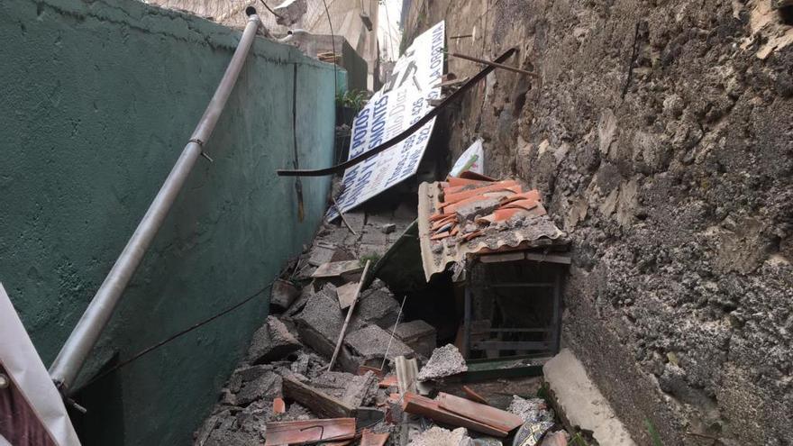 Daños en un muro del campo de fútbol de Los Cuartos, en La Orotava