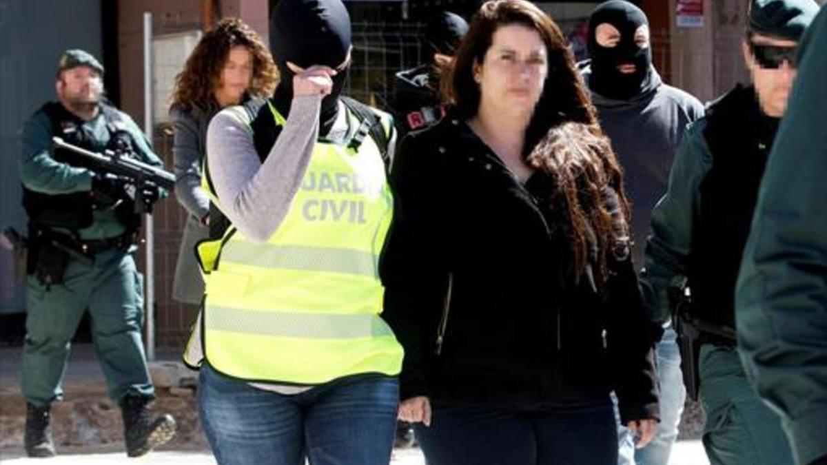 ARRESTO Guardias civiles trasladan a la activista de los CDR de Viladecans.