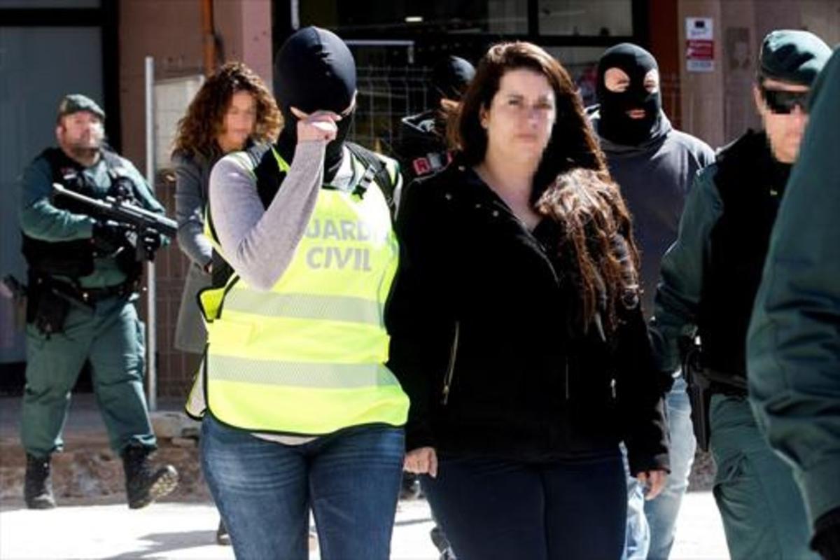 Guardias civiles trasladan a la activista de los CDR de Viladecans. Guardias civiles trasladan a la activista de los CDR de Viladecans.