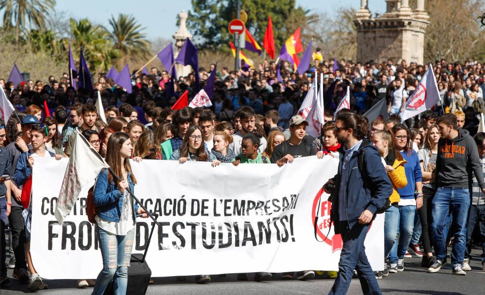 Manifestación estudiantil en Valencia en defensa de la enseñanza pública