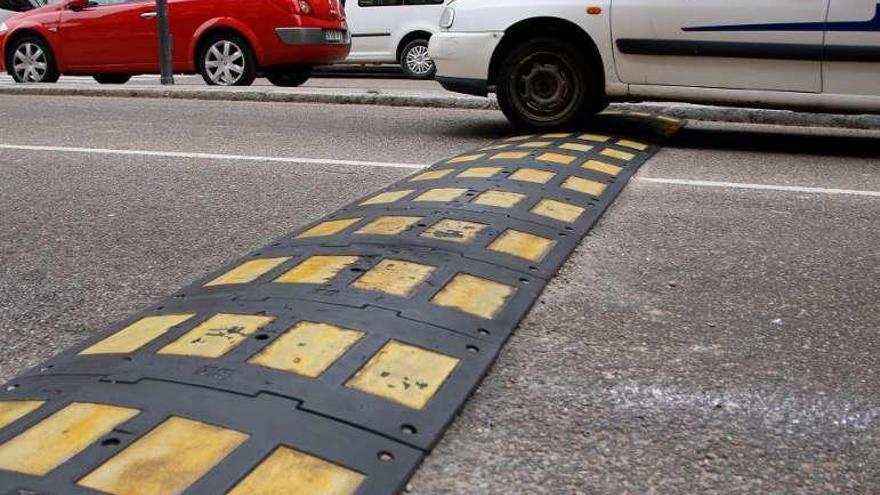 Un resalte en una carretera para evitar los excesos de velocidad.