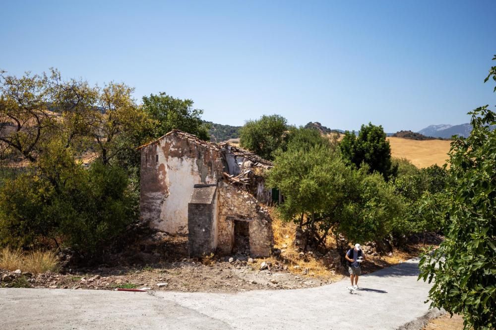 Un trabajo a sol y a sombra . Nueve meses han tardado los autores en completar todos los pueblos de la provincia. En la foto, José María Ruiz en plena tarea en Montecorto.