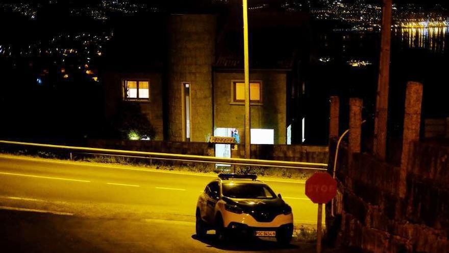 La patrulla de la Guardia Civil, ayer, frente a la casa del jugador del Celta en Moaña. // Santos Álvarez