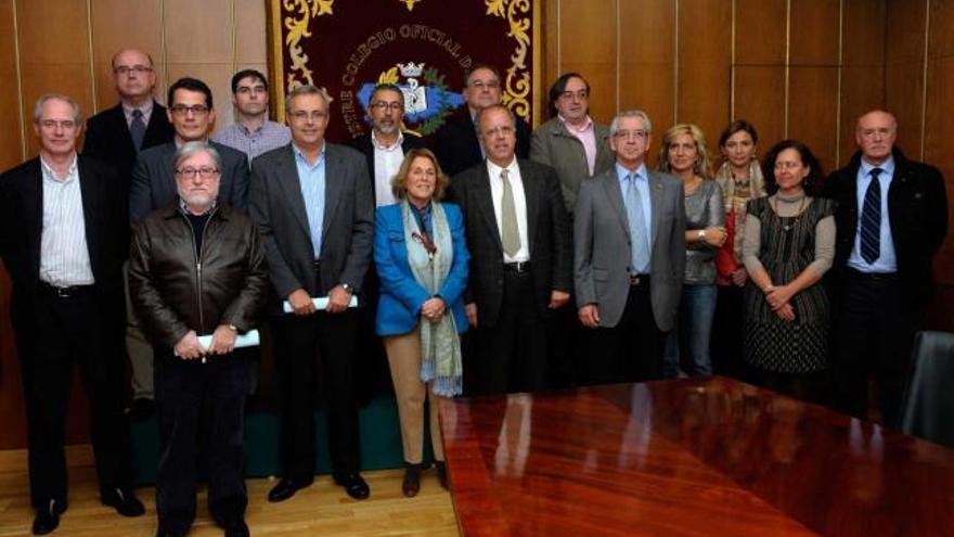 Carmen Rodríguez, en el centro, con los representantes de las sociedades científicas médicas de Asturias.