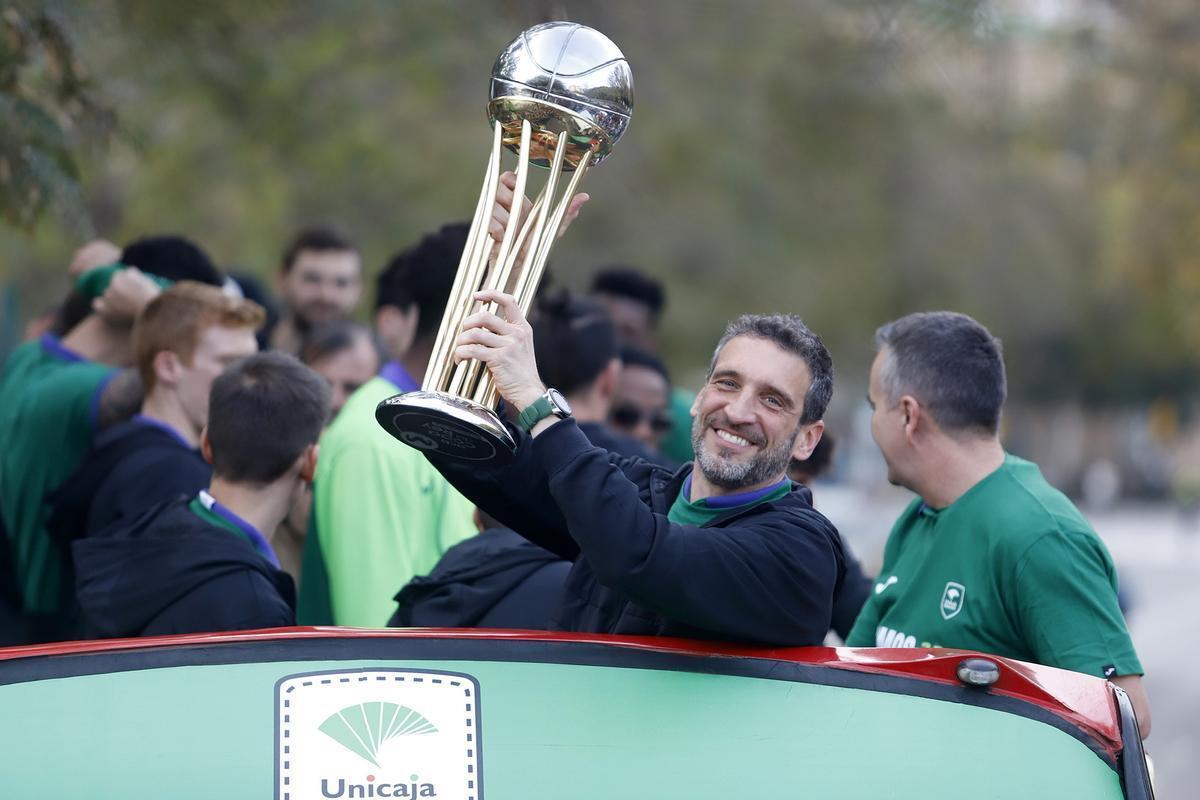 Ibon Navarro levantando la Copa del Rey conseguida en 2023.