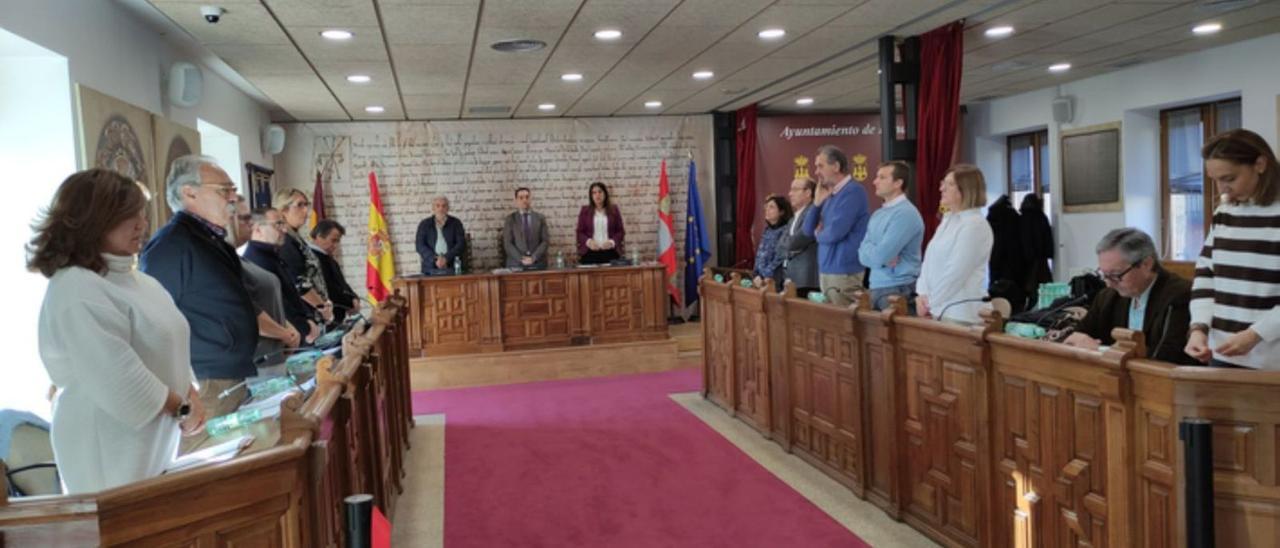 Pleno municipal celebrado ayer en Benavente, durante el minuto de silencio por las mujeres víctimas de la violencia de género. | E. P.