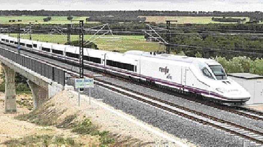 El &quot;pato&quot; que cubrirá la línea Madrid-Valencia, fotografiado el lunes en el viaducto sobre el río Júcar, en la plataforma que empezó a construirse en 2004.