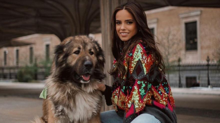 Gloria Camila impacta a sus seguidores con un vídeo de su perro reaccionando a una canción de Rocío Jurado