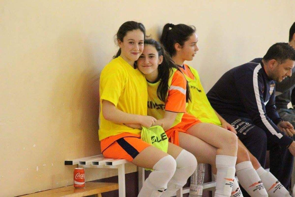 Martita y Marta Hermo se abrazan en el banquillo de las categorías inferiores del Viaxes Amarelle.