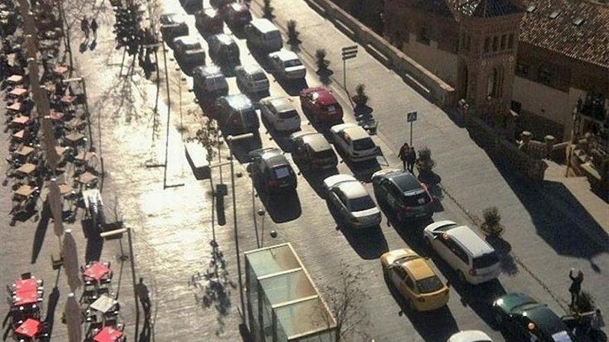 Decenas de coches se reunieron para pedir la retirada de la antena