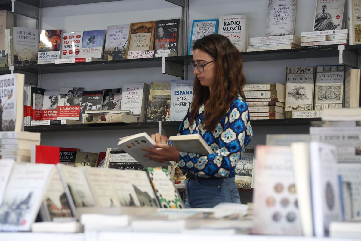 Una joven en un puesto de la Feria del Libro de Córdoba.